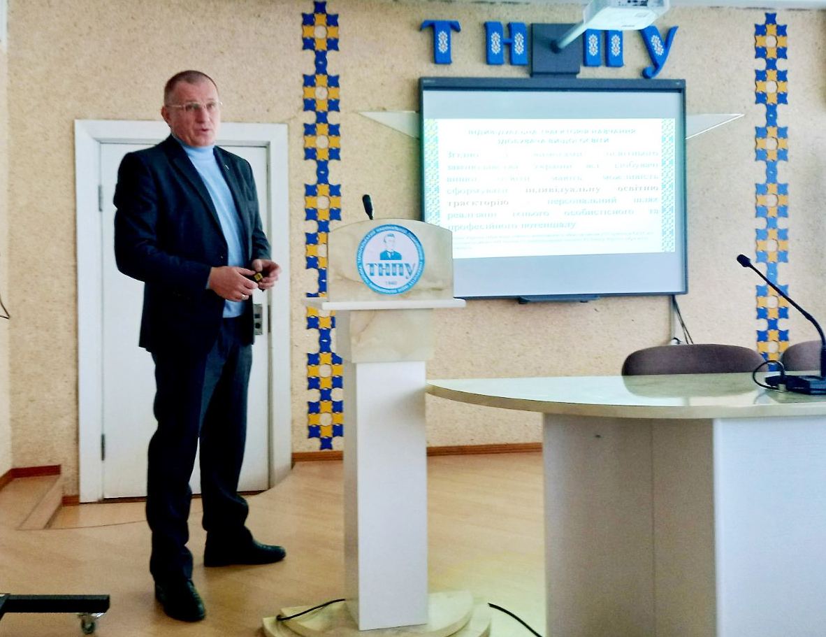 Доповідає доцент Андрій Огнистиий